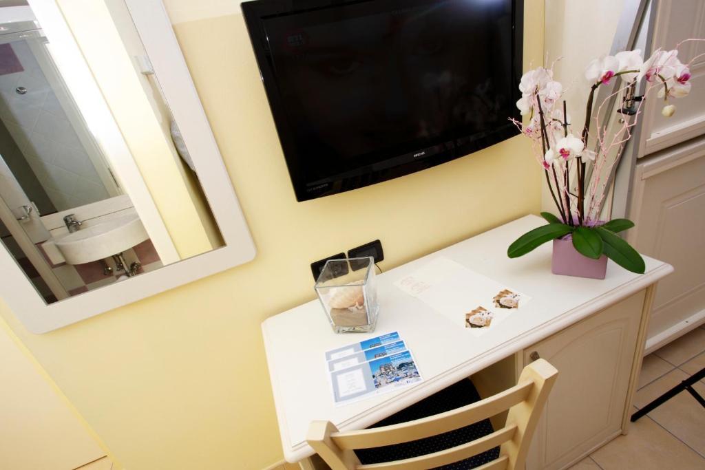 Standard Double or Twin Room,58372666:JPEG